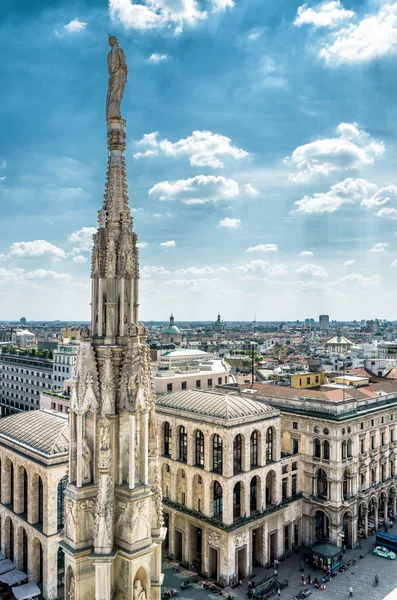 De skyline van Milaan. Uitzicht vanaf Milaan kathedraal. — Stockfoto