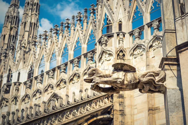 Gargoyle op het dak van Milaan kathedraal — Stockfoto