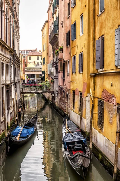 Rua estreita velha com gôndolas em Veneza — Fotografia de Stock