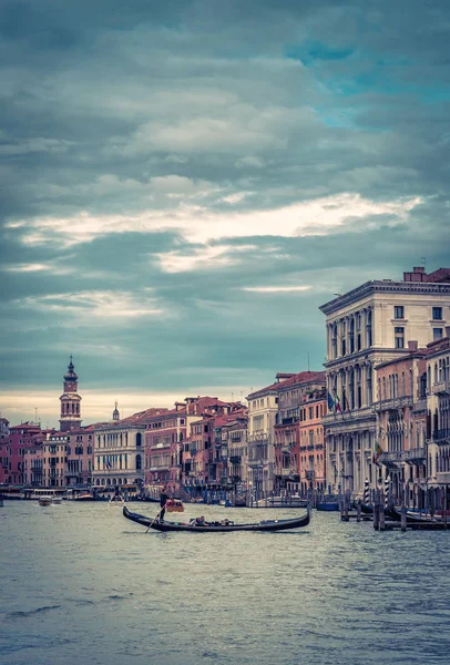 Góndola en el gran canal en Venecia, Italia — Foto de Stock