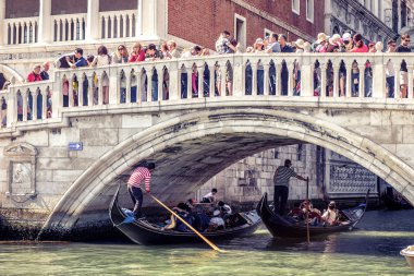 Venedik Doge Sarayı turist kalabalığından yakındır