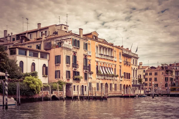 Casas antiguas en el Gran Canal en Venecia, Italia —  Fotos de Stock