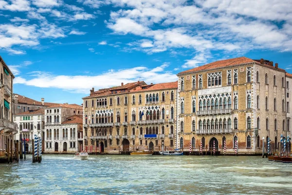 Vista tradicional de la calle en Venecia, Italia — Foto de Stock