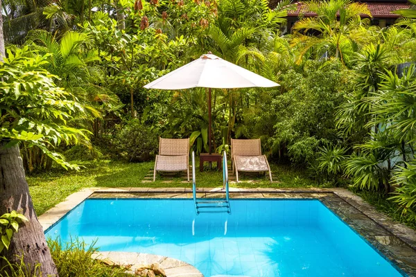 Piscine dans un hôtel tropical — Photo