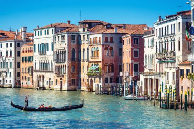 gondol Venedik, İtalya 'daki Büyük Kanal' da.