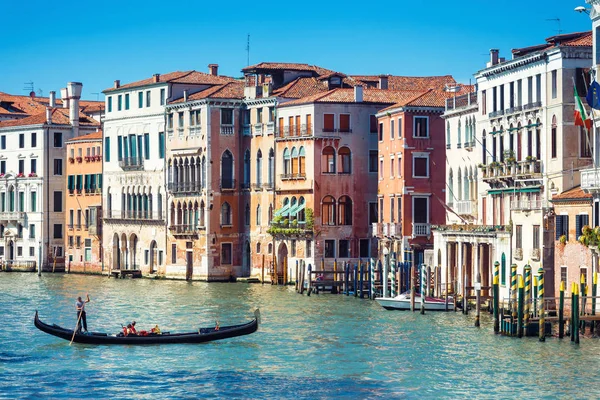 gondol Venedik, İtalya 'daki Büyük Kanal' da.
