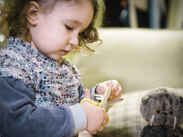Zweijähriges Kind schneidet Papier mit Schere — Stockfoto