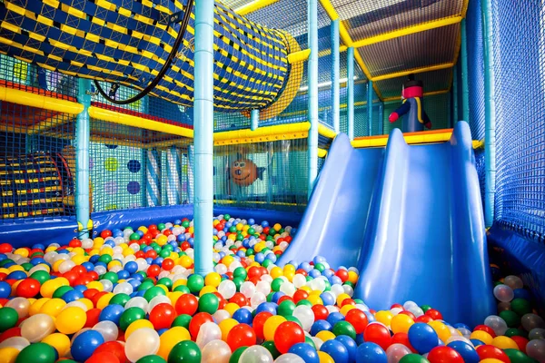 Crianças modernas parque infantil interior — Fotografia de Stock