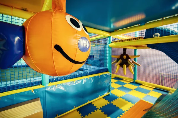 Aire de jeux pour enfants moderne intérieure — Photo