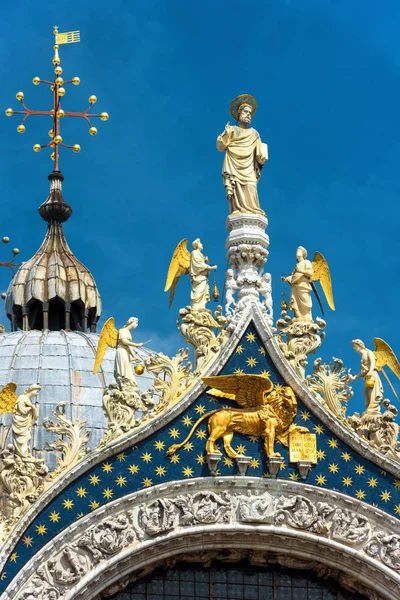 Top van San Marco basiliek in Venetië, Italië — Stockfoto