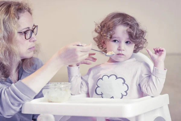 Das zweijährige Kind ist frech und weigert sich zu essen — Stockfoto