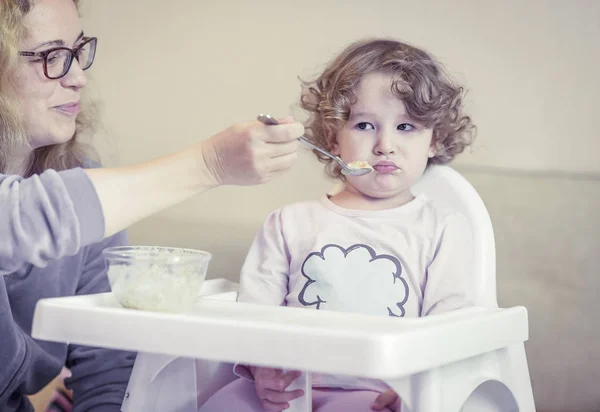 Das zweijährige Kind ist frech und weigert sich zu essen — Stockfoto