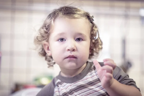 Cute dziewczynka pozuje do zdjęcia w kuchni — Zdjęcie stockowe