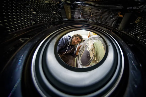 Uitzicht vanaf de binnenkant van de wasmachine — Stockfoto