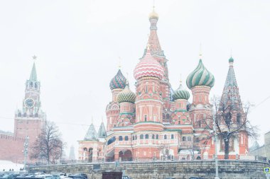 Kışın, Moskova Kızıl meydanında Aziz Basil Katedrali
