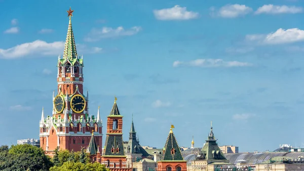Tours du Kremlin de Moscou sur le fond bleu ciel — Photo