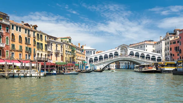 Famoso puente de Rialto sobre el Gran Canal en Venecia, Italia — Foto de Stock