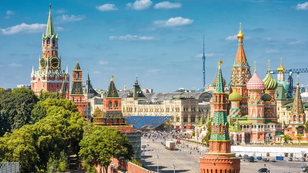 Kremlin van Moskou en de kathedraal van St. basilicum op het Rode plein — Stockfoto