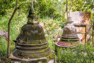Sri Lanka Mulkirigala tapınağında antik Budist stupas
