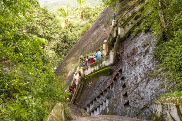Les touristes descendent les escaliers du temple du rocher, Mulkirigala, Sri L — Photo