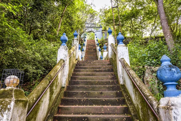 斯里兰卡 Mulkirigala 的佛教摇滚寺庙楼梯 — 图库照片