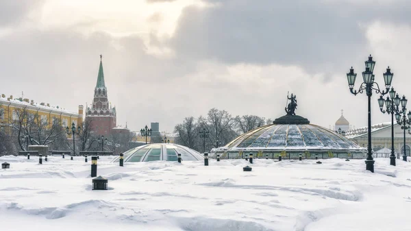 莫斯科克里姆林宫和 Manezhnaya 广场冬季 — 图库照片