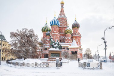 Aziz Basil Katedrali Moskova kışın kar yağışı sırasında