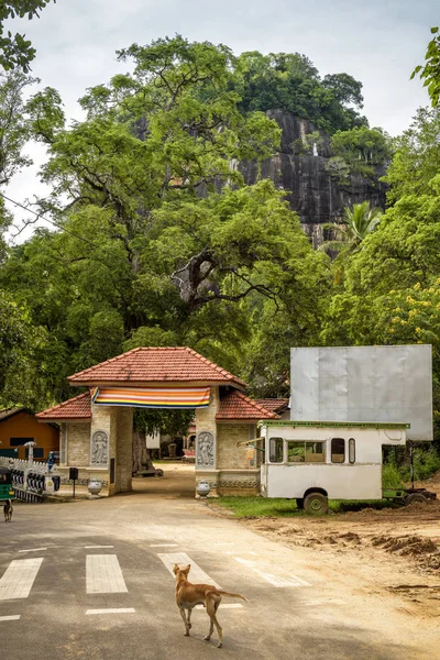Entrada al templo budista de roca en Mulkirigala, Sri Lanka —  Fotos de Stock