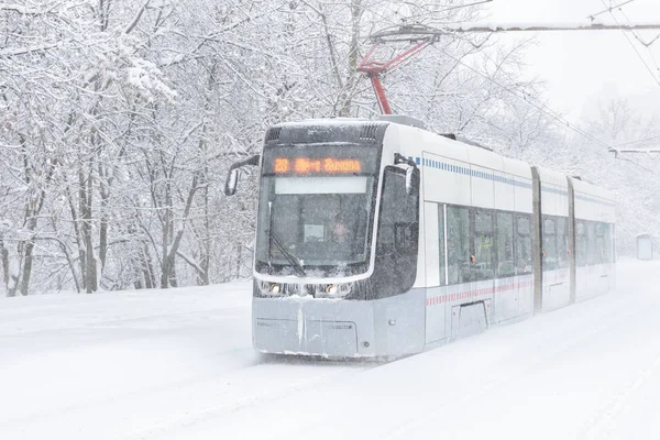 Tram Rijdt Langs Straat Tijdens Sneeuwstorm Winter Moskou Rusland Koude — Stockfoto