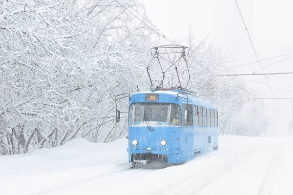 Ijzige tram tijdens sneeuwstorm in winter Moskou, Rusland — Stockfoto