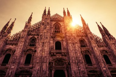 Milano Katedrali'ne (Duomo di Milano) Milano, Ital güneş ışığı altında