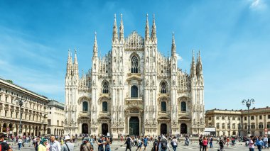 Milano Katedrali'ne (Duomo di Milano)