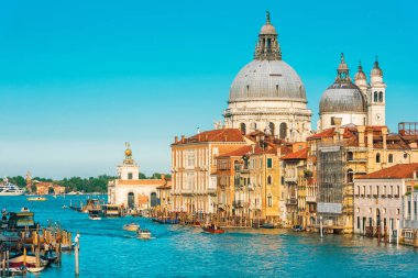 Bazilika Santa Maria della Salute Grand Canal, Venice, İtalya üzerinde. Yaz aylarında güneşli bir panorama Venedik. Venedik güneş ışığı altında. Cityscape ve yatay bir Venedik.