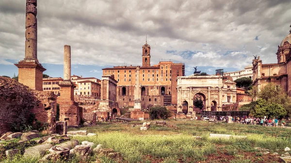 Panoramatický výhled na Forum Romanum v Římě, Itálie — Stock fotografie