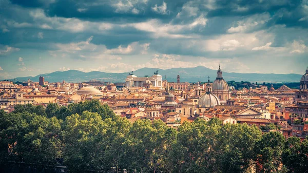 Letecký panoramatický pohled z Říma v létě, Itálie — Stock fotografie