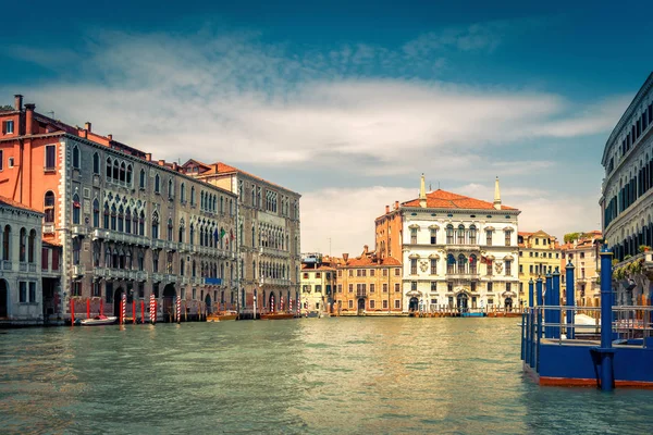Vista tradicional del Gran Canal en Venecia, Italia — Foto de Stock