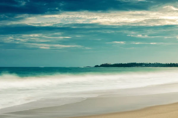 Piaszczysta plaża tropikalne z długich ekspozycji — Zdjęcie stockowe