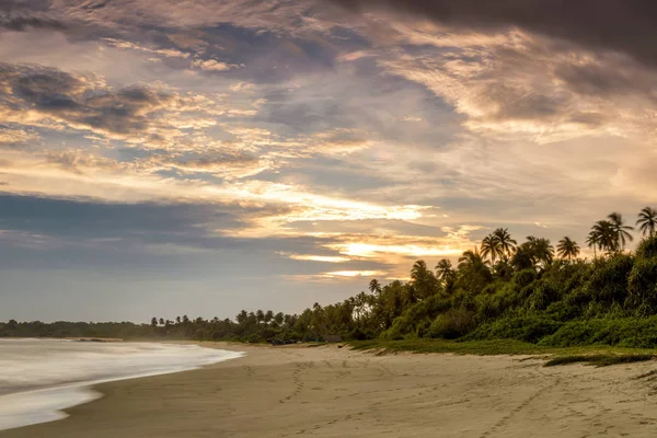 Sandy tropikalnej plaży o zachodzie słońca — Zdjęcie stockowe