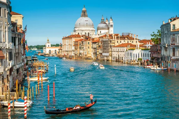 Góndola con los turistas navega a lo largo del Gran Canal en Venecia, Ita — Foto de Stock