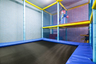 Bir trambolin ile çocuklar için renkli plastik orman