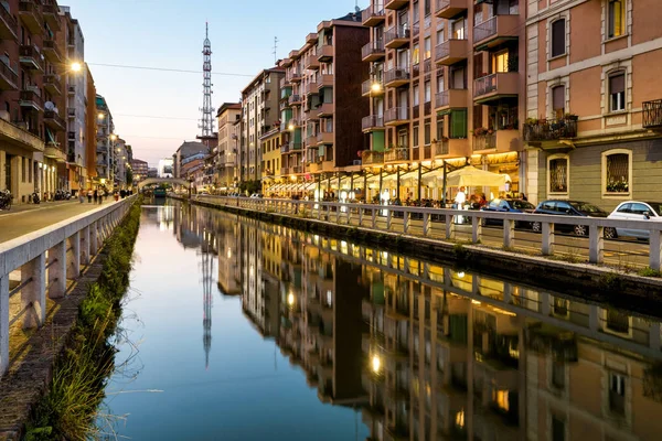 Naviglio Grande kanaal in de avond, Milan, Italië — Stockfoto
