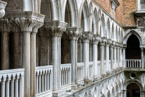 意大利威尼斯总督宫殿庭院柱廊 — 图库照片