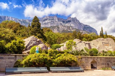 Crimea - 20 Mayıs 2016: Kırım'Vorontsov Sarayı'nda Bahçe. Kırım başlıca turistik konumlar biridir. Mount Ai-Petri uzakta. Crimea Sahil güzel panoramik manzaralı.