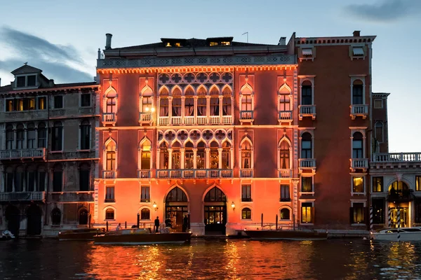 Edifício iluminado no Grande Canal ao entardecer, Veneza — Fotografia de Stock