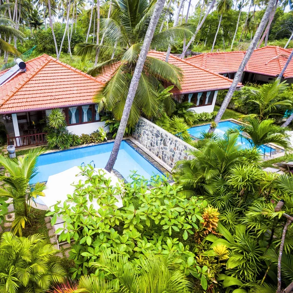 Villor med pooler i tropical hotel — Stockfoto