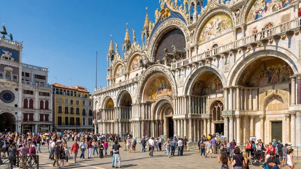 Lidé navštívit náměstí San Marco v Benátkách — Stock fotografie