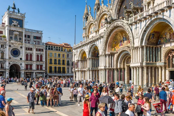 Mensen een bezoek aan het San Marco plein in Venetië — Stockfoto