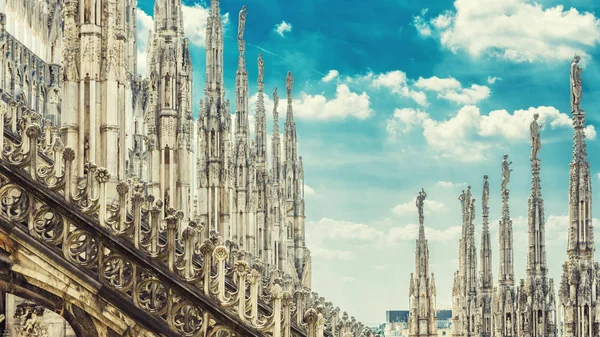 Vista panorâmica incrível do telhado da Catedral de Milão — Fotografia de Stock