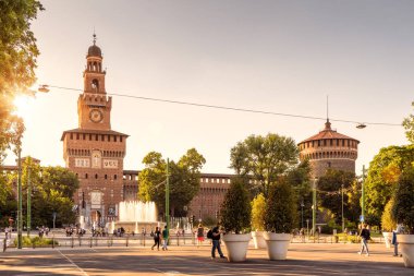 İnsanlar yürümek yanında Sforza Kalesi, Milan, İtalya