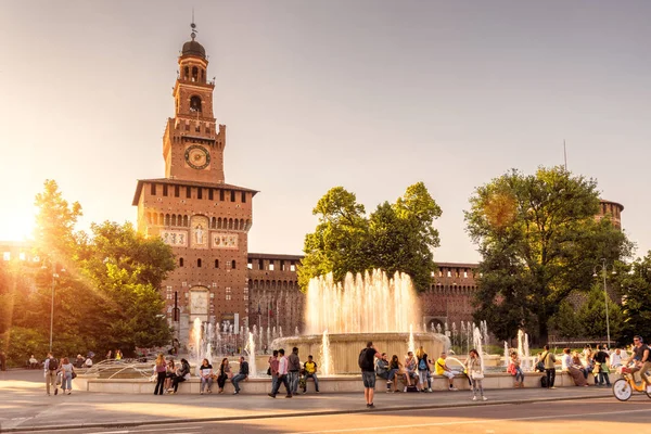 Sforza kastély a naplemente, Milánó, Olaszország — Stock Fotó